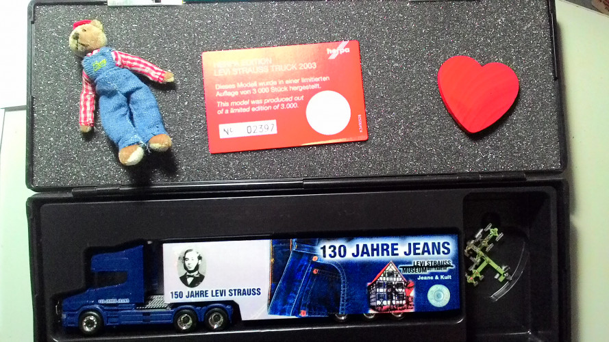 149259 Грузовик Скания Хаубер Scania Hauber TL Koffer-Sattelzug „Levi Strauss“ с мишкой в джинсах и деревянным сердечком 1:87