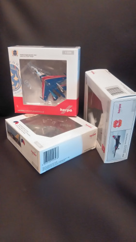 556385 Военный самолет Russian Knights Aerobatic Team Sukhoi SU-27 1:200