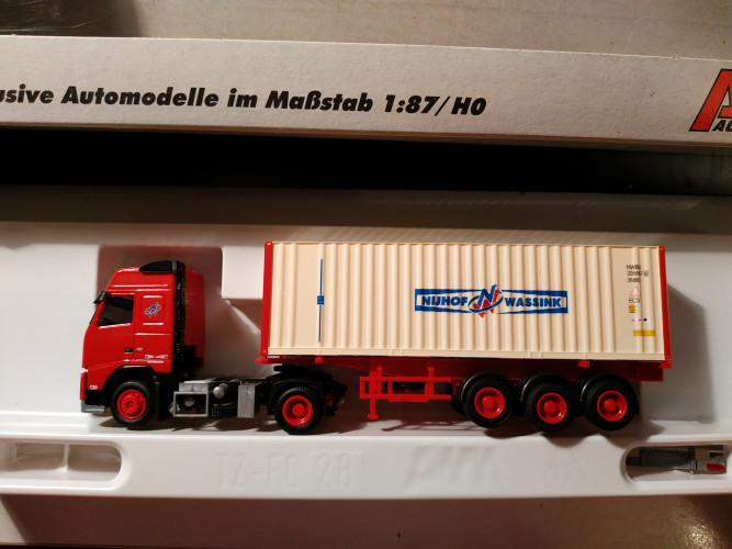 73853 Грузовой автомобиль Volvo Nijhof Wssink 1:87