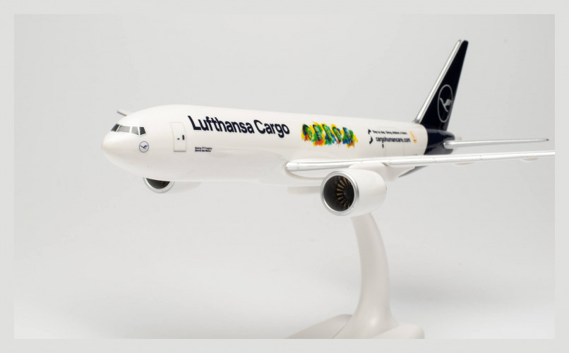 Самолет Боинг B777F LufthansaCargo Humancare 1:200