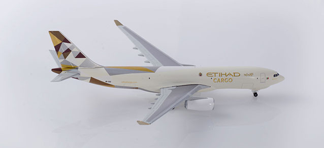 Самолет Etihad Cargo Airbus A330-200F 1:500