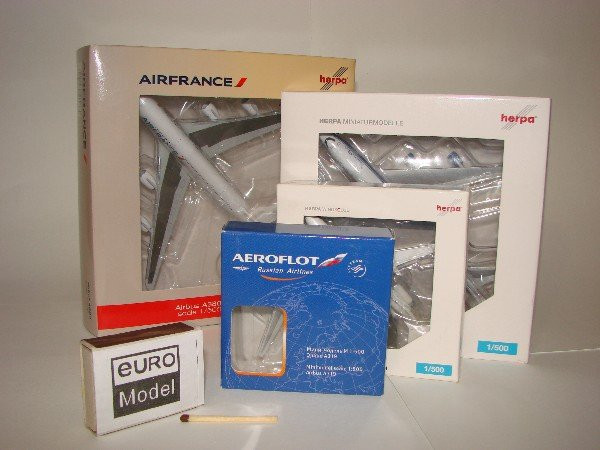 530156 Самолет Аирбас Qantas Airbus A330-300 - new 2016 colors - VH-QPJ 1:500