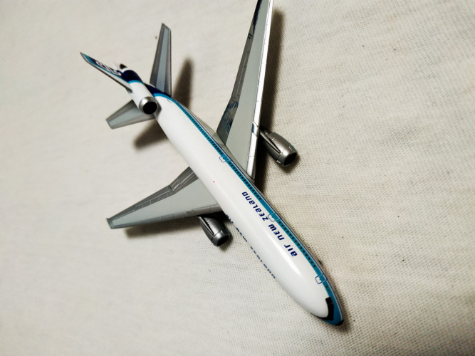531887 Самолет готовый McDonnel Douglas DC-10-30 Air New Zealand 1:500