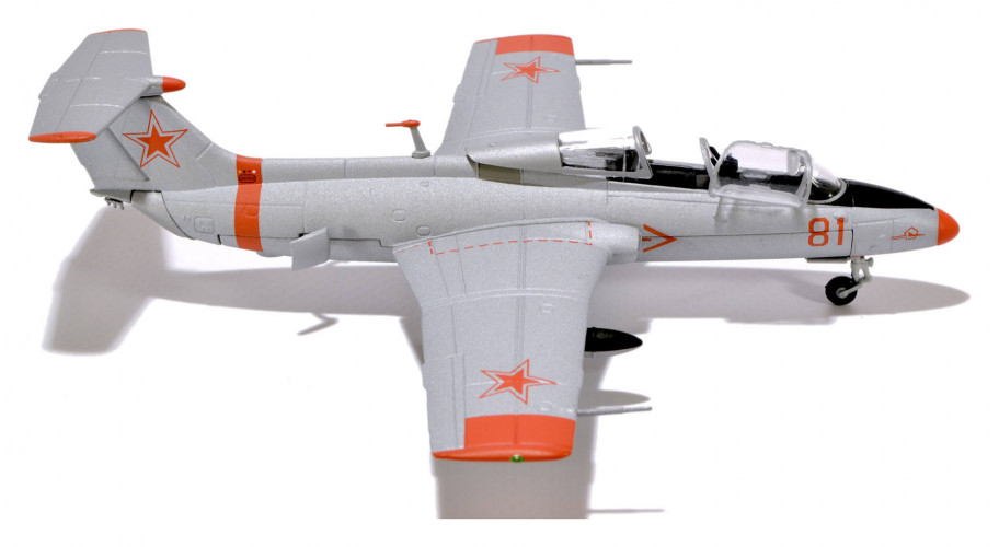 Учебно-тренировочный самолет Аэро L-29 ВВС СССР DELFIN 1:72